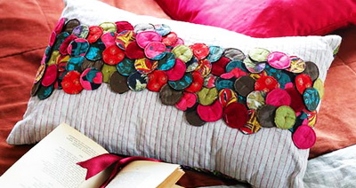 Как стильно украсить диванные подушки